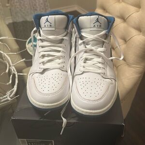 Nike Air Jordan 1 Mid SE
Size 11.5
Like New